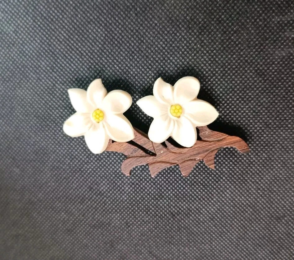 Wood & Early Plastic Circa 1930's Vintage Brooch Pin Unsigned - Image 1 of 4