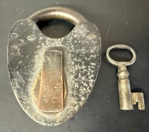 Antiguo candado de latón de hierro Mallory Wheeler & Co. con llave, ¡probado funcionando! - Imagen 1 de 13