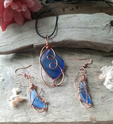 Набор ювелирных изделий из синего морского стекла, ожерелье и серьги в медной проволоке - Изображение 1 из 4