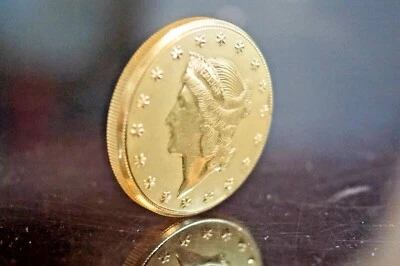 Reloj de viaje de bolsillo 18K BENRUS en forma de moneda, funcionando. Foto 1 de 4