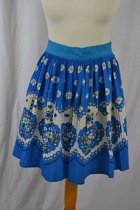 Delantal plisado floral de colección década de 1960 PROVA azul y blanco - Imagen 1 de 8