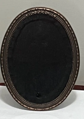 Marco de fotos de bronce ornamentado vintage respaldo de terciopelo negro 7 1/8 X 5 3/8 Foto 1 de 4