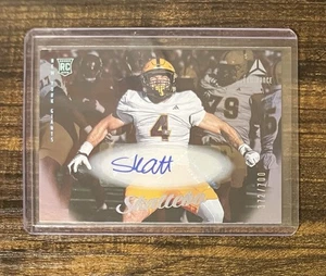 2025 Panini Luminance - Rookies Cameron Skattebo #180 Autogramme /700 (AU, RC) - Bild 1 von 2