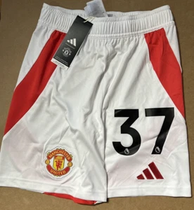 MANCHESTER UNITED - FOOTBALL SHORTS (37) CHILD 11-12 - BNWT - Picture 1 of 4