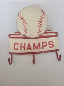Appendiabiti da parete baseball metallo 3 ganci portachiavi tema campione rosso e bianco - Foto 1 di 6
