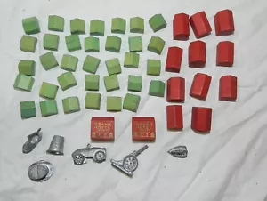 Vintage Monopoly Spielfiguren mit Holzhäusern und Hotels - Bild 1 von 5