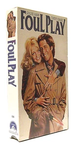 "FOUL PLAY (1978)" Comedy VHS (1990) GOLDIE HAWN, CHEVY CHASE, DUDLEY MOORE - Picture 1 of 6
