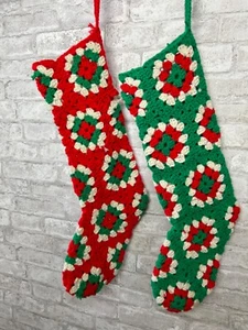 Vintage GRANNY SQUARE Weihnachtsstrümpfe gehäkelt Urlaub rot weiß grün Paar - Bild 1 von 8