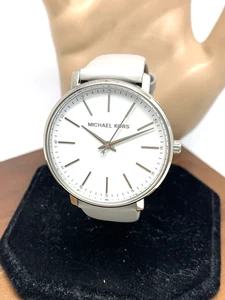 Reloj para mujer Michael Kors MK2797 Pyper cuarzo esfera blanca correa de cuero gris 38 mm - Imagen 1 de 13