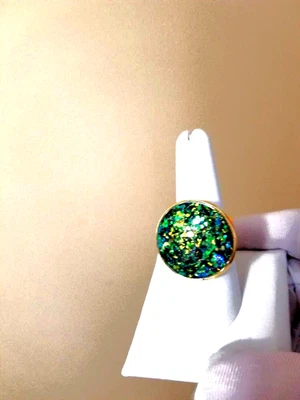 Anillo de ópalo 25 mm verde y oro resina de fuego ópalo en banda de acero inoxidable GP de 18 quilates Foto 1 de 2