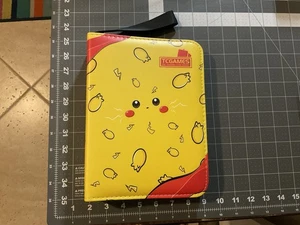 67 Pokemon Karten im TCGAMES Binder, Gold Pikachus, extra Seiten, sauberer Zustand - Bild 1 von 21