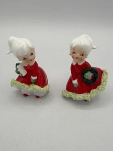 2 VINTAGE 50er JAHRE WEIHNACHTSMÄDCHEN MIT GESCHENK & KRANZ PORZELLAN FIGUREN TAIWAN - Bild 1 von 16