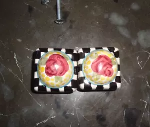 Juego de 2 perillas de gabinete de cerámica para niños Mackenzie tiradores de cajón rosa roja - Imagen 1 de 1