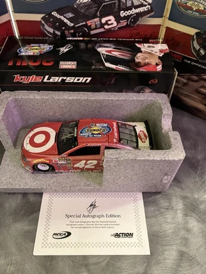 RARO! LEER TODO FIRMADO 2014 KYLE LARSON TARGET NOVATO DEL AÑO GANASSI 1/300 Foto 1 de 4
