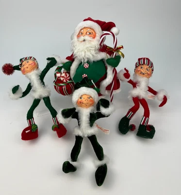 Annalee 9” Navidad '04 Menta Santa con Bastón de Caramelo y Menta + 3 Elfos Foto 1 de 4