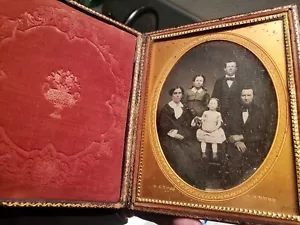 Halbteller Daguerreotypie der Oberschichtfamilie mit Künstler gemarkt Passepartout blindes Kind ? - Bild 1 von 5