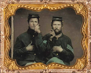 BÜRGERKRIEGSFOTO Zwei nicht identifizierte Soldaten in Unionsuniformen mit Zigarren - Bild 1 von 1