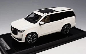 1/18 Motorhelix Cadillac Escalade 2022 in White on Carbon Base - Picture 1 of 12