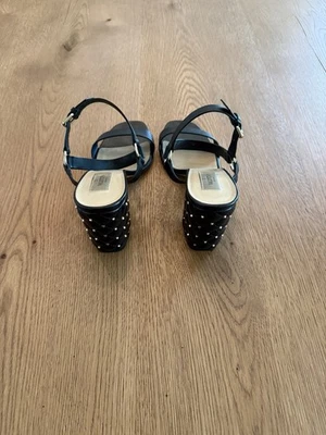 Sandálias de salto Valentino Garavani couro preto cravado tamanho UE 40 1/2 - Imagem 1 de 4