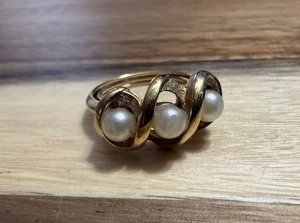 Vintage 1972 Avon Triple Twist Cocktail Ring Sz 7 Gold Tone Faux Pearls - Picture 1 of 8