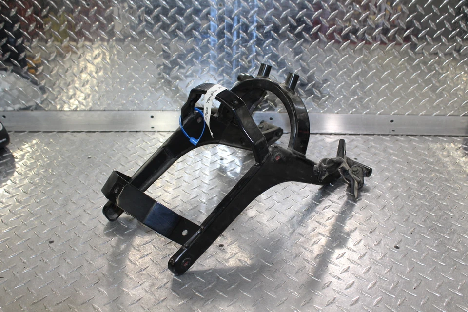 2006 YAMAHA ROYAL STAR XVZ1300CT TOUR DELUXE REAR BACK FENDER SUPPORT - Imagem 1 de 1