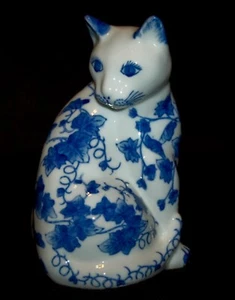 VINTAGE Porcelain CAT Blue and White Chinoiserie Large 8" Wonderful Figurine! - Picture 1 of 7