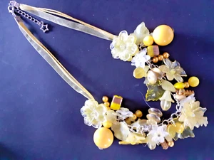 FLOWER NECKLACE STATEMENT LUCITE/GLASS BEADS ADJUSTABLE YELLOW/WHITE HAND MADE - Picture 1 of 1