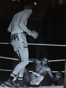 HENRY COOPER FLOORS MUHAMMAD ALI - LEGENDARY EXTRA LARGE UNSIGNED PHOTOGRAPH - Picture 1 of 1