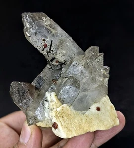 Granates Spessartine que crecen en cuarzo, feldespato con espécimen asociado de Schorl - Imagen 1 de 18