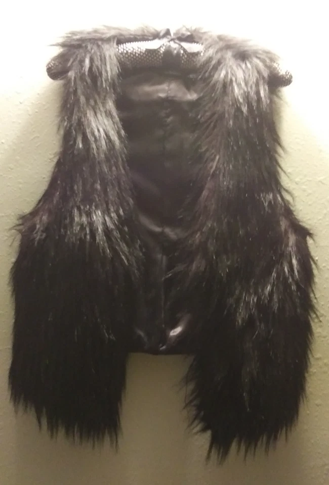 Chaleco de cuero sintético negro Wet Seal Foto 1 de 4