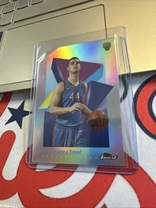 2024-25 Topps Finest #A-11 Nikola Topic Arrivals RC refractor #/74 troquelado - Imagen 1 de 3