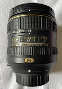 Objektiv Nikon AF-S DX Nikkor 16-80mm F/2.8-4E ED VR - Guter Zustand - Bild 1 von 8
