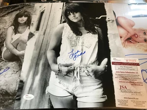 Linda Ronstadt auto JSA witness COA signed autograph 11x14 B/W Shorts in doorway - Picture 1 of 5