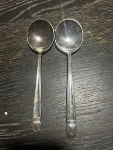 2 cucchiaini da zuppa rotondi Holmes & Edwards SilverPlate - Foto 1 di 4