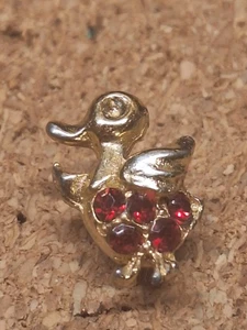 KLEINE GOLDFARBENE ANSTECKNADEL ENTE MIT 5 KÜNSTLICHEN RUBINEN - Bild 1 von 3