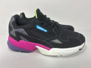 Zapato para correr Adidas Originals Falcon para mujer, negro/negro/rosa choque, 7 M EE. UU. - Imagen 1 de 4