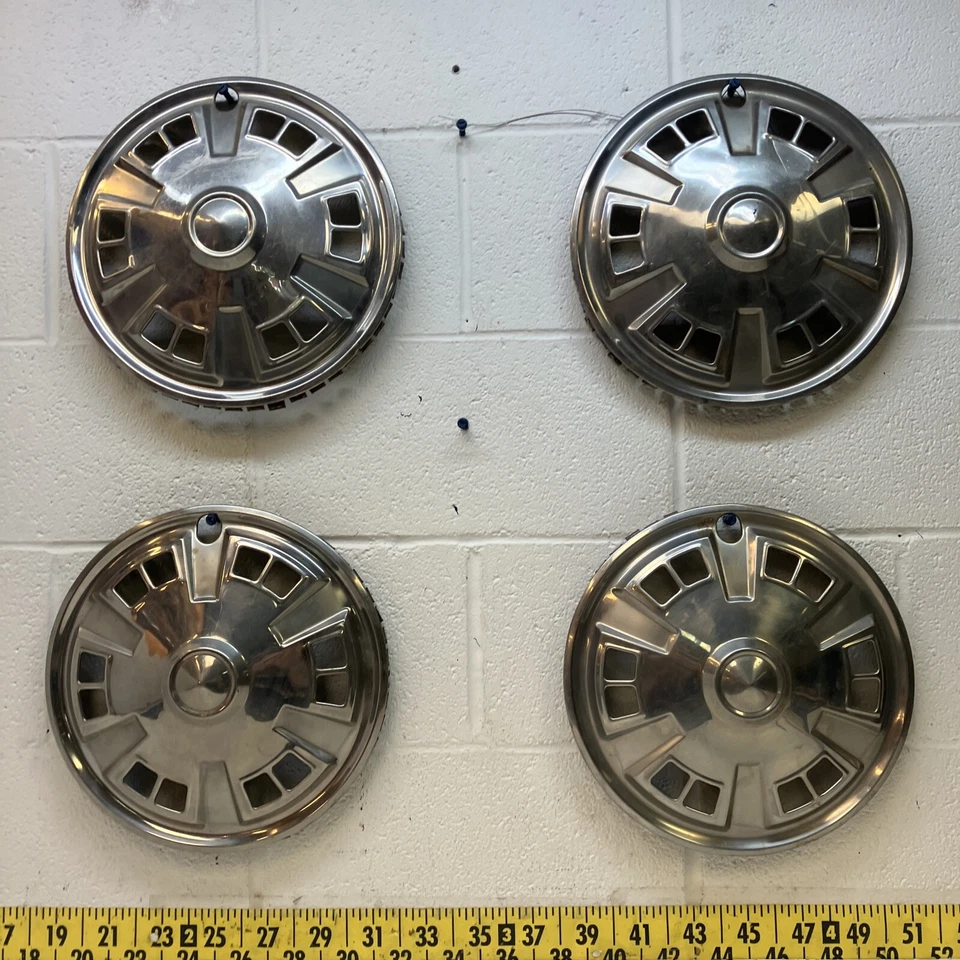 Usado OEM Raro Juego de 4 Cubiertas de Rueda Tapacubos 12" Toyota Corolla 1971-1972 (5298) Foto 1 de 4