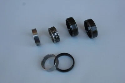 Anillo de titanio negro con incrustaciones de fibra de carbono 11,5 más lote de 5 otros anillos Foto 1 de 4