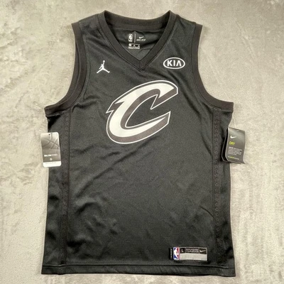 Camiseta deportiva juvenil grande negra de baloncesto de la NBA Nike James 23 de los Cleveland Cavaliers Foto 1 de 4