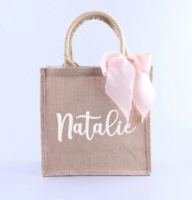 Bolso de Mano Personalizado Nombre Arpillera Cinta Shabby Dama de honor Regalo Favor Compras Foto 1 de 4