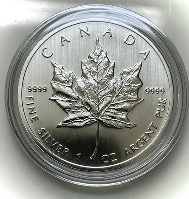 Moneda bullion de plata fina Canadian Maple Leaf 2013 de 1 oz .9999 en cápsula Foto 1 de 2