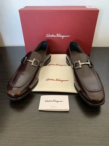 MOCASSINO UOMO SALVATORE FERRAGAMO ABITO SEATTLE TAGLIA 10 D IN BORDEAUX NUOVO CON SCATOLA $995 - Foto 1 di 9
