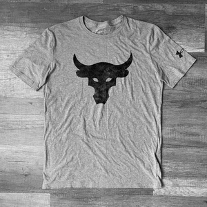Under Armour Shirt Mens Small Grey Black Project Rock Brahma Bull Logo 1326848 - Imagen 1 de 14