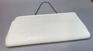 Vintage White Pebbled Leather Clutch With Fabulous Red Interior And Chain - Imagen 1 de 7