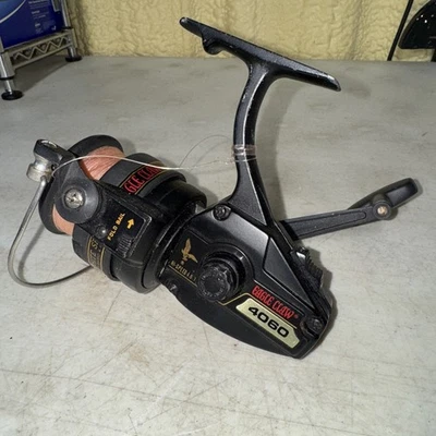 Vintage Eagle Claw 4060 Graphite Spinning Reel - Image 1 of 2