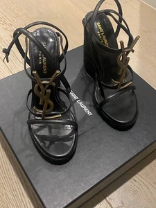 Sandalias de cuero de becerro Saint Laurent Cassandra 105 mm YSL con logotipo bronce. PVP $2.105. - Imagen 1 de 12