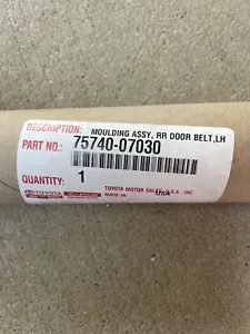 75740-07030 Toyota OEM CONJUNTO DE MOLDEO GENUINO, CINTURÓN PUERTA TRASERA, LH - Imagen 1 de 2