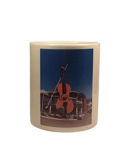 Tasse Geige vor Theater - Bild 1 von 4