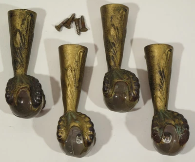 "Juego de 4 taburetes de bola de vidrio con pie de garra de hierro fundido antiguos de colección 4"" patas tono latón" Foto 1 de 4