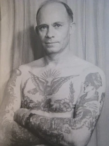 Vintage 10 x 8 Zoll Tätowierter Mann Foto - Sideshow, Brust, Arme, um 1940-50, ZEIS - Bild 1 von 4
